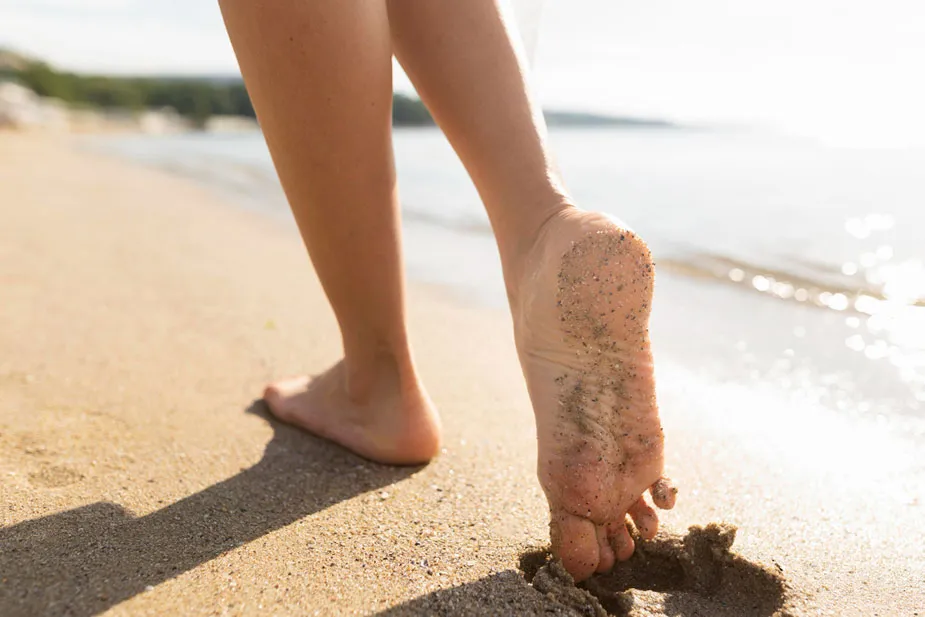 Ravno stopalo ostavlja otisak u pesku, pokazujući odsustvo luka stopala.