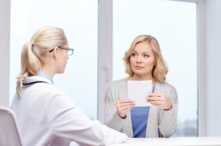 Žena ginekolog savetuje pacijentkinju koja je u menopauzi.